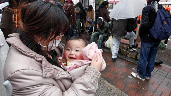 Мама с ребенком в японском городе Сендай