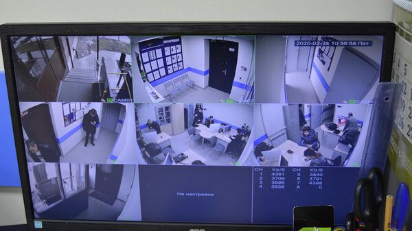 Монитор видеонаблюдения в обновленном полицейском участке в Перми