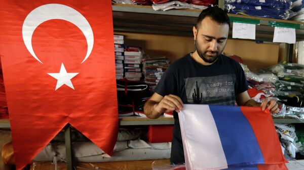 Сотрудник фабрики по производству флагов в Стамбуле