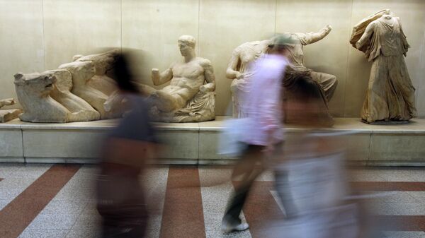 Копии статуй Парфенона на станции метро Акрополь в Афинах
