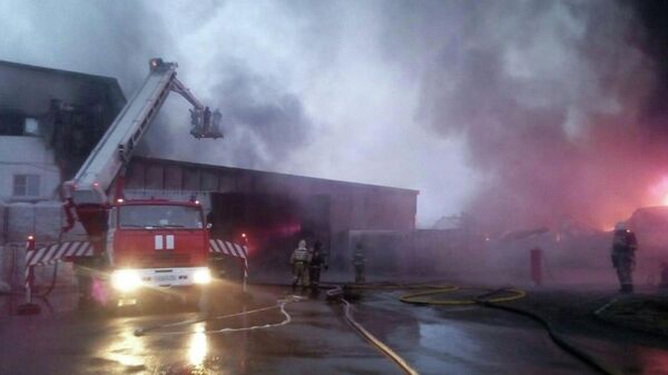 Сотрудники МЧС РФ во время ликвидации пожара на складе шоколадной фабрики в пятидесяти километрах от Ярославля