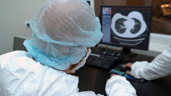Сотрудники медицинского стационара на территории больничного комплекса в Коммунарке, принимающая пациентов с подозрением на коронавирус