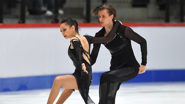 Елизавета Шанаева и Дэвид Нарижный (Россия) выступают в произвольной программе танцев на льду на чемпионате мира по фигурному катанию среди юниоров в Таллине.