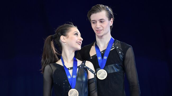 Елизавета Шанаева и Дэвид Нарижный (Россия), завоевавшие бронзовые медали в соревнования в танцах на льду на чемпионате мира по фигурному катанию среди юниоров в Таллине, на церемонии награждения.