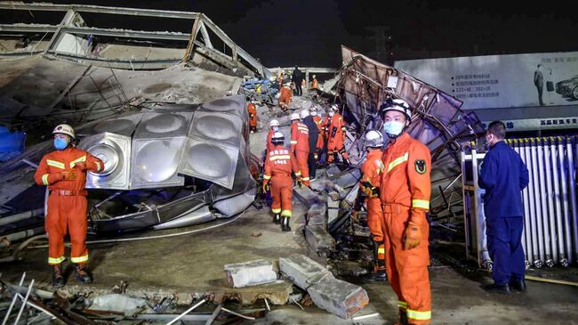 Спасатели на месте обрушения отеля Xinjia Express в Китае