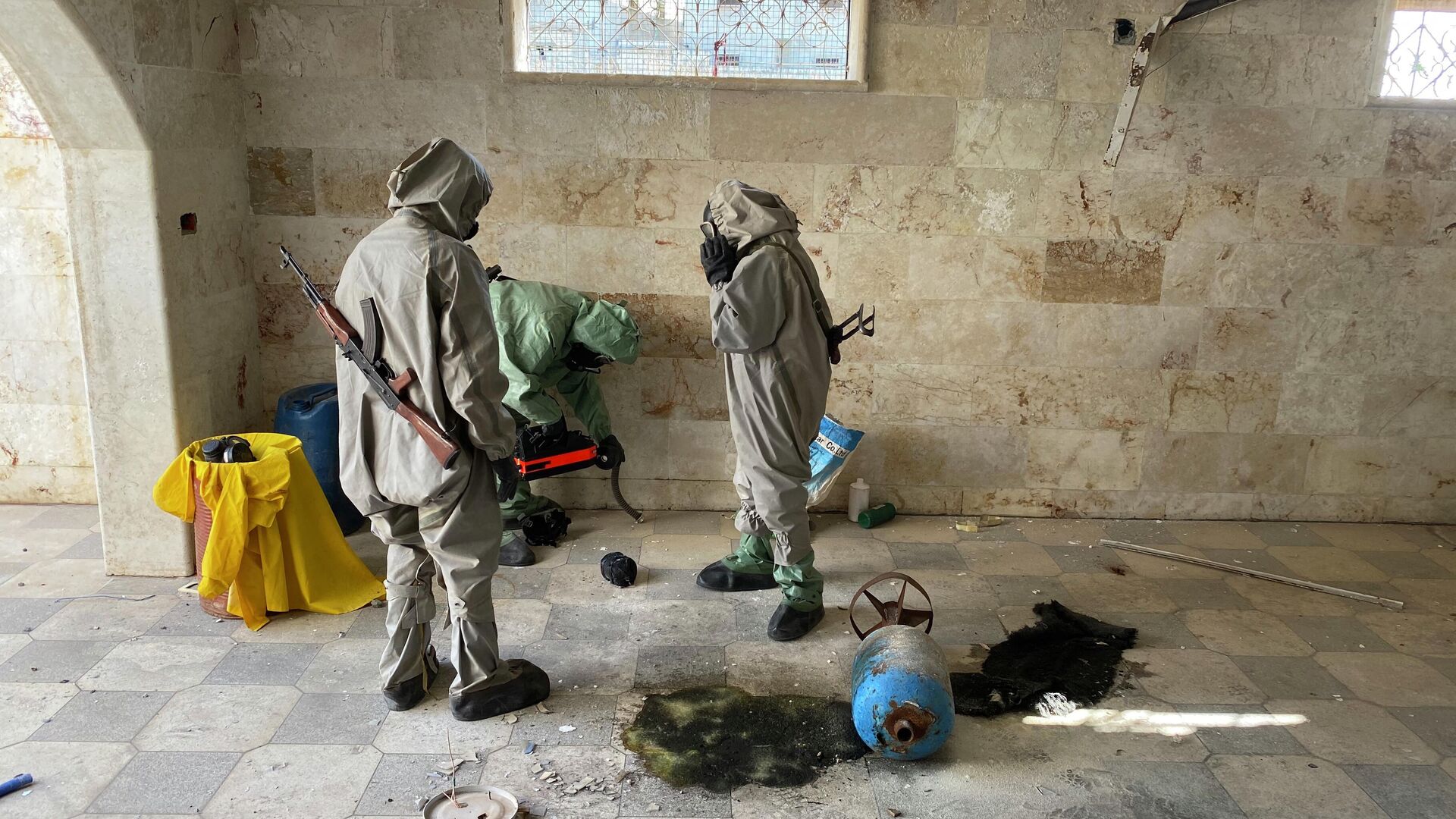 Сирийские военные специалисты досматривают место, где террористы готовили провокацию с химически отравляющим веществом  - РИА Новости, 1920, 30.11.2021