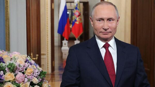 Президент России Владимир Путин во время поздравления женщин России с праздником - Международным  женским днем. 8 марта 2020