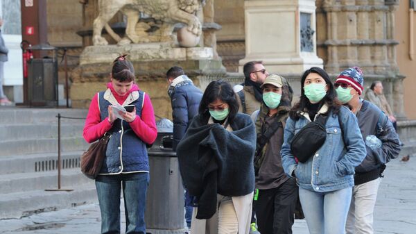 Люди в защитных масках во Флоренции, Италия