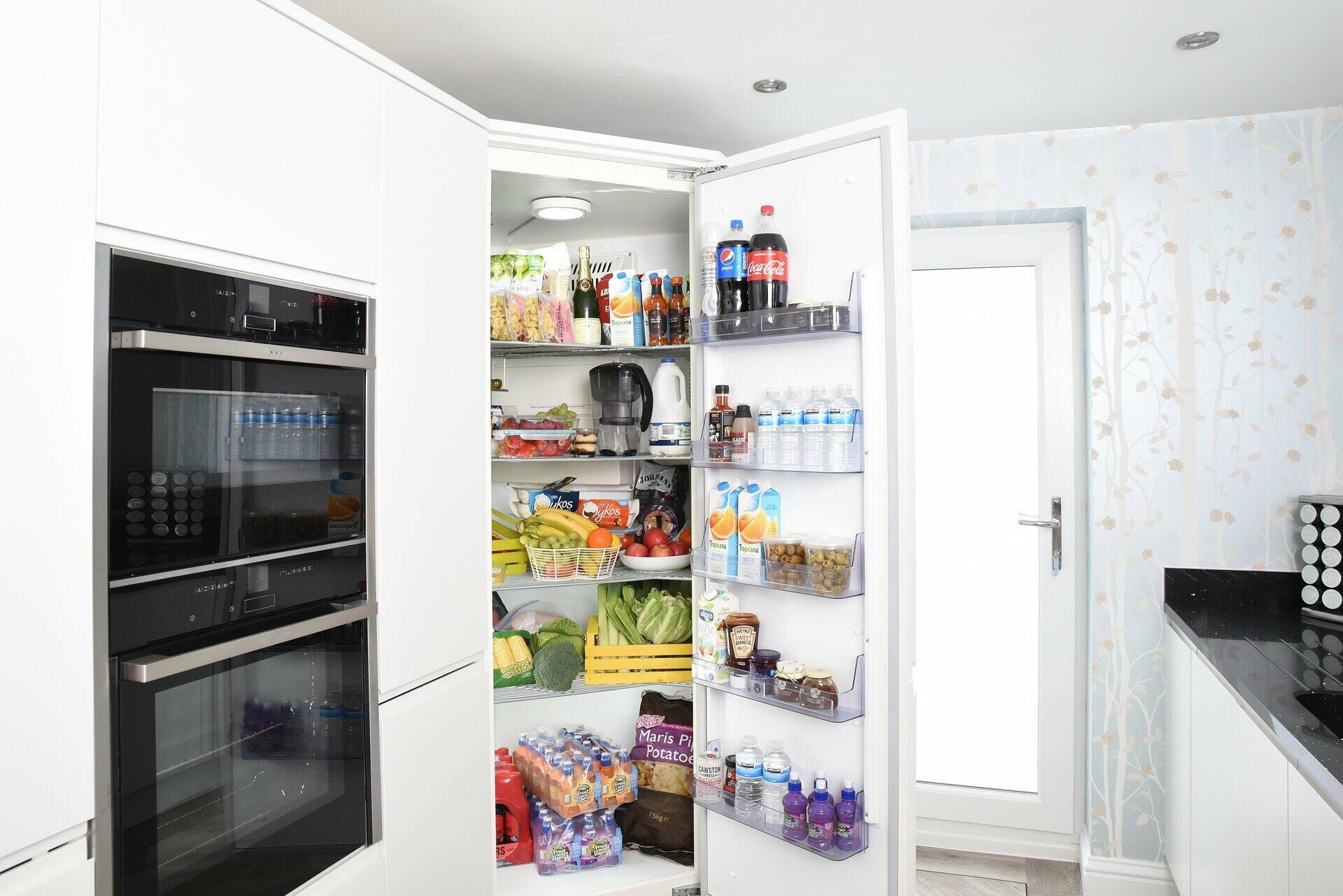 Холодильник в комнате дизайн