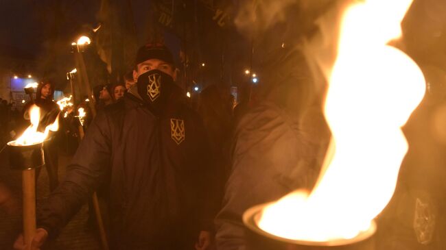 Участники марша националистов Помни героев во Львове