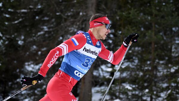 Андрей Ларьков (Россия) на дистанции гонки преследования на 15 км классическим стилем среди мужчин на соревнованиях по лыжным гонкам Тур де Ски в итальянском Тоблахе.