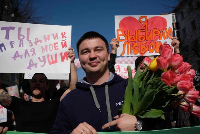 Участники праздничного шествия Дорогая, ты права! по случаю Международного женского дня