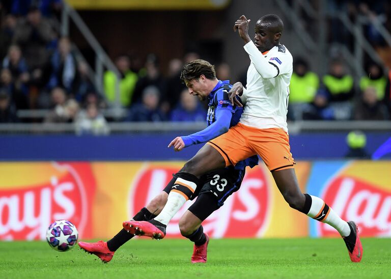 Игрок Аталанты Ханс Хатебур (слева) и футболист Валенсии Муктар Диакаби