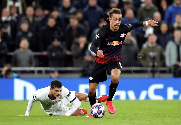 Игрок Тоттенхэма Эрик Ламела (слева) и футболист Лейпцига Юссуф Поульсен