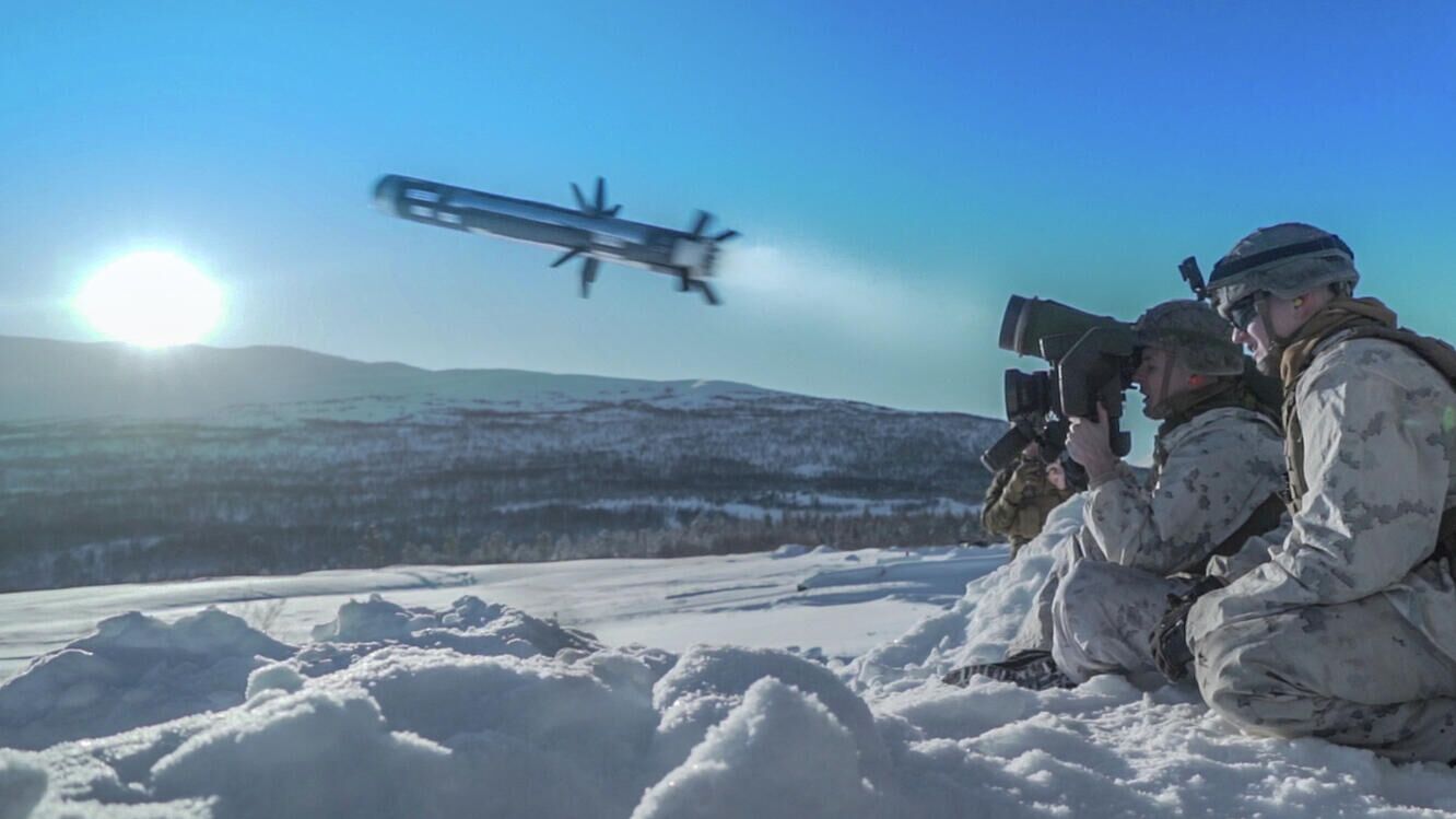 Американский военнослужащий производит выстрел из противотанкового ракетного комплекса (ПТРК) Javelin во время учений Cold Response 2020 в Норвегии - РИА Новости, 1920, 22.02.2022
