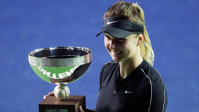 Украинская теннисистка Элина Свитолина с трофеем WTA Open в мексиканском Монтеррее