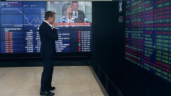 Мужчина в здании Австралийской фондовой биржи в Сиднее