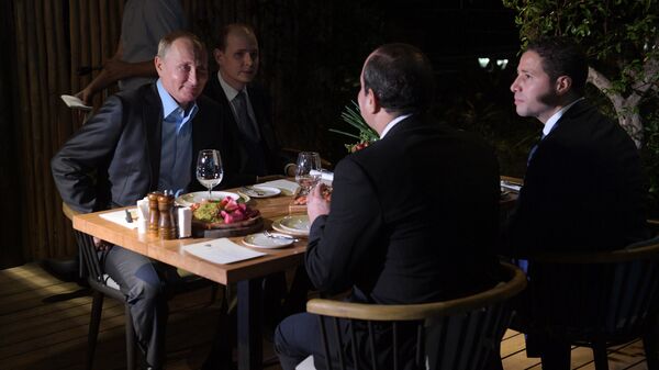 Президент РФ Владимир Путин и президент Арабской Республики Египет Абдель Фаттах ас-Сиси во время неформального ужина в ресторане Высота 5642 в Сочи