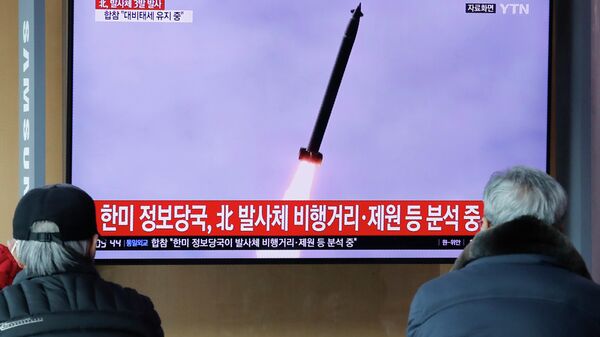Люди смотрят новости в сеульском метро о запуске ракет в КНДР