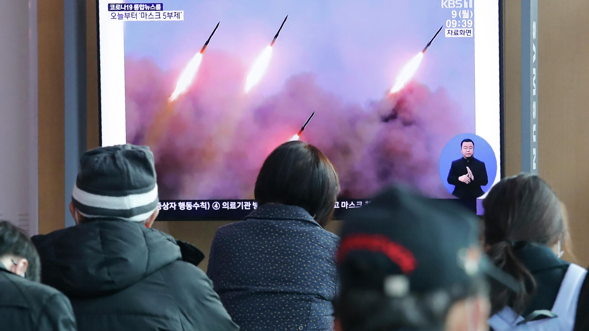 Люди смотрят новости в сеульском метро о запуске ракет в КНДР - РИА Новости, 1920, 30.01.2024
