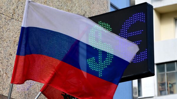Знаки евро и доллара на табло курса валют в Москве