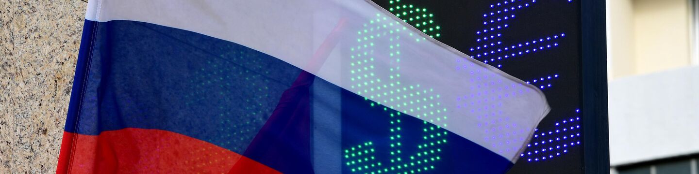 Знаки евро и доллара на табло курса валют в Москве