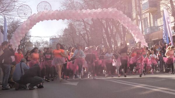 Женский забег в розовых пачках  по улицам Краснодара