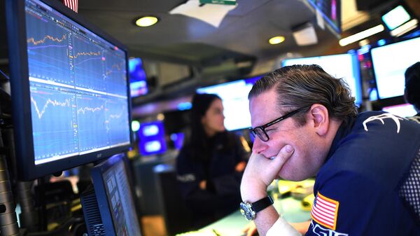 Трейдер во время открытия торгов на Нью-Йоркской фондовой бирже 