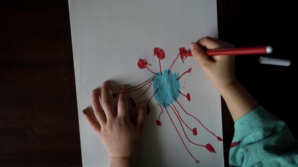 Двухлетний ребенок рисует вид коронавируса под микроскопом