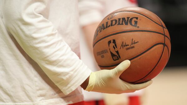 Баскетбольный мяч НБА перед игрой между Атлантой Хоукс и Шарлотт Хорнетс