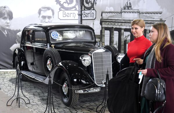 Посетители на открытии 29-й выставки старинных автомобилей и антиквариата Олдтаймер-Галерея 2020