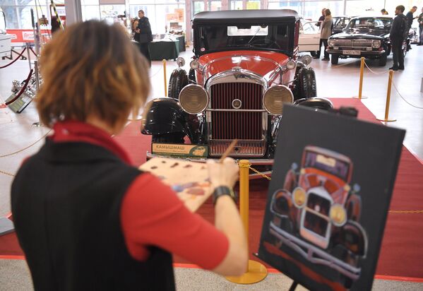 Девушка рисует кабриолет Hudson Super Six (1929) на открытии 29-й выставки старинных автомобилей и антиквариата Олдтаймер-Галерея 2020