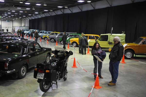 Посетители на открытии 29-й выставки старинных автомобилей и антиквариата Олдтаймер-Галерея 2020