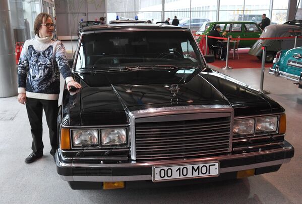 Мужчина возле лимузина ЗИЛ-41047 на открытии 29-й выставки старинных автомобилей и антиквариата Олдтаймер-Галерея 2020