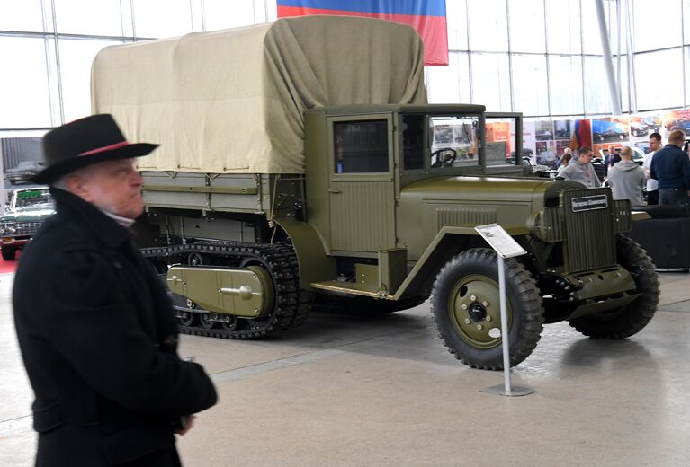 Полугусеничный грузовик ЗИС-42 на открытии 29-й выставки старинных автомобилей и антиквариата Олдтаймер-Галерея 2020