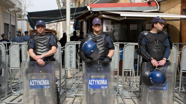 Сотрудники полиции на пропускном пункте Ледра в Никосии, закрытом из-за коронавируса
