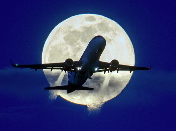 Самолет на фоне луны в аэропорту Франкфурта