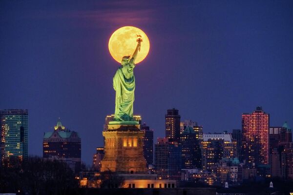 Статуя Свободы в Нью-Йорке на фоне Луны