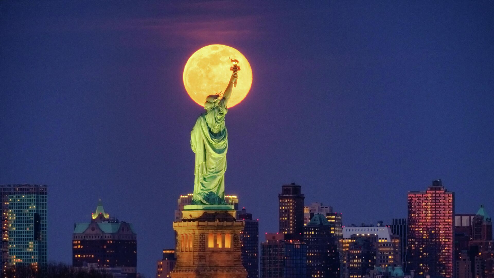 Статуя Свободы в Нью-Йорке на фоне Луны - РИА Новости, 1920, 20.11.2020