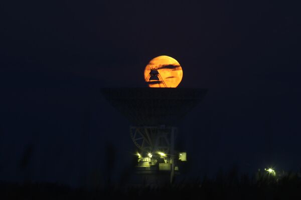 Луна, наблюдаемая над радиотелескопом П-2500 (РТ-70) на территории 40-го отдельного командно-измерительного комплекса (Центра дальней космической связи) в селе Молочное Сакского района Республики Крым