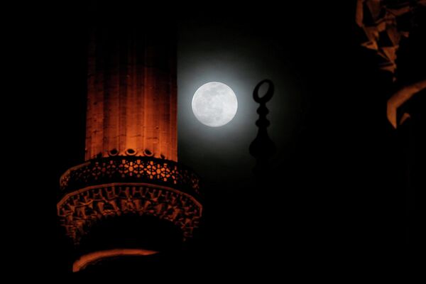 Луна в небе над мечетью Селимие в Эдирне, Турция