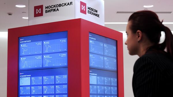 Монитор с интерактивными онлайн графиками в здании Московской биржи