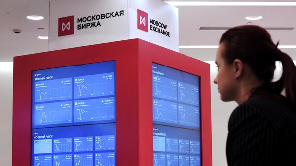 Монитор с интерактивными онлайн графиками в здании Московской биржи