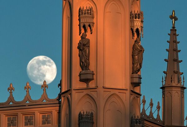 Луна над церковью святого Александра Невского в парке Александрия в Петергофе