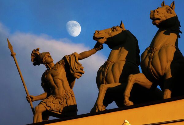 Луна в небе над Дворцовой площадью в Санкт-Петербурге