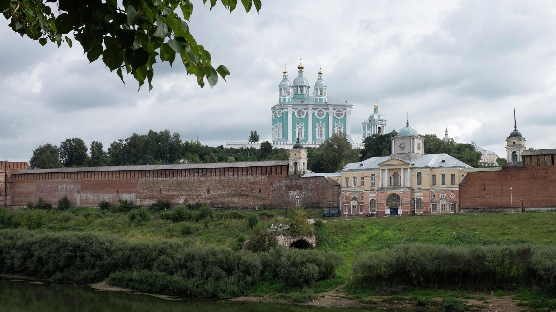 Вид на Соборную гору и крепостную стену Смоленска - РИА Новости, 1920, 09.09.2023