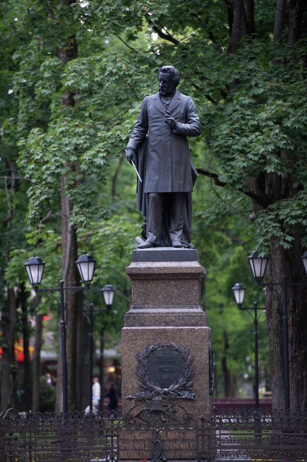 Памятник композитору Михаилу Глинке в парке Блонье в Смоленске