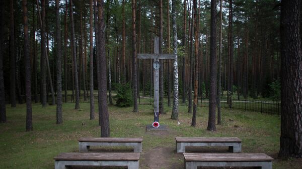 Польша требует у России объяснений из-за снятия флагов в Катыни и Медном