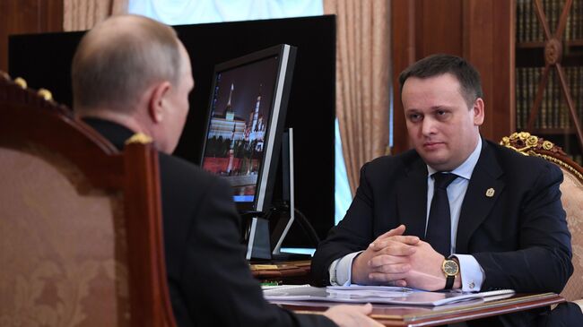 Президент РФ Владимир Путин и губернатор Новгородской области Андрей Никитин во время встречи