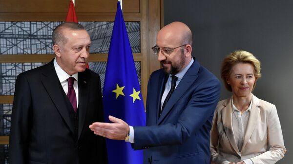 Президент Турции Реджеп Тайип Эрдоган, глава Евросовета Шарль Мишель и глава Еврокомиссии Урсула фон дер Ляйен перед началом переговоров в Брюсселе 